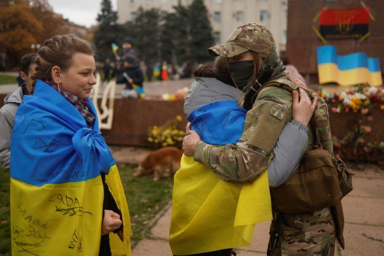 Unabhängige Beobachter und die Ukraine berichten von feiernden Ukrainern im befreiten Cherson. <span class="copyright">REUTERS/Valentyn Ogirenko</span>