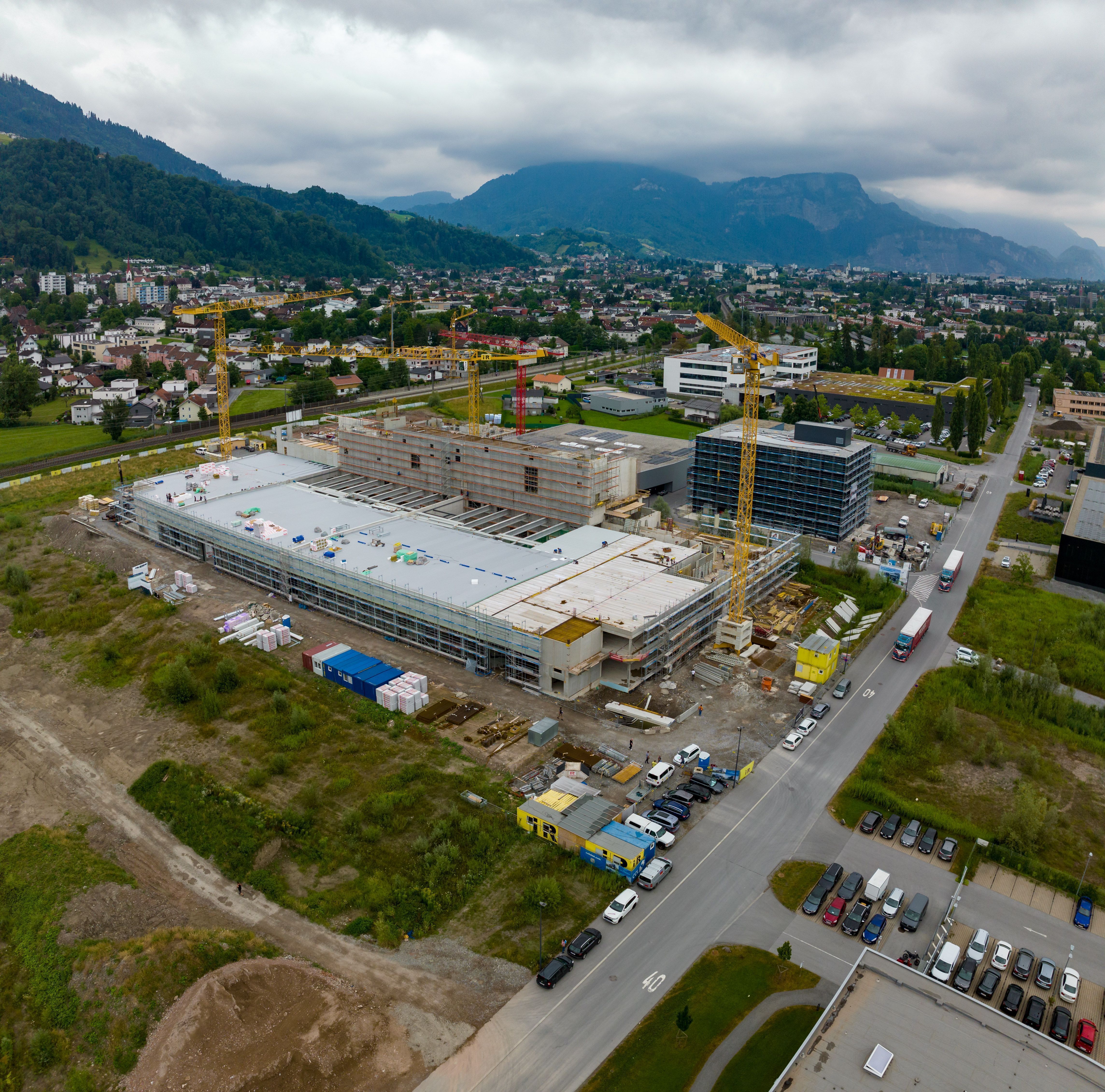 Bauwirtschaft Die Bauwirtschaft ist 2022 einer der Treiber. Baufirmen, die in der Infrastruktur und im Gewerbebau tätig sind, sind auch weiterhin gut ausgelastet, im Wohnbau sieht die Bank Austria eine Rückgang.