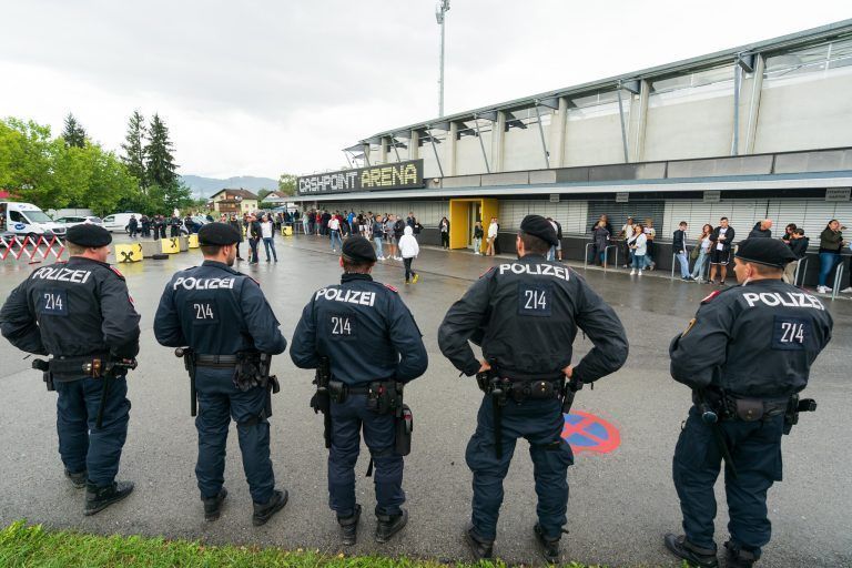 Bereits beim ersten Ländleduell in der Bundesliga zwischen SCR Altach und Austria Lustenau am 20. August 2022 war das Aufgebot der Polizei riesig, am Samstag in Lustenau werden aufgrund der Brisanz noch mehr Polizisten für Sicherheit sorgen.stiplovsek