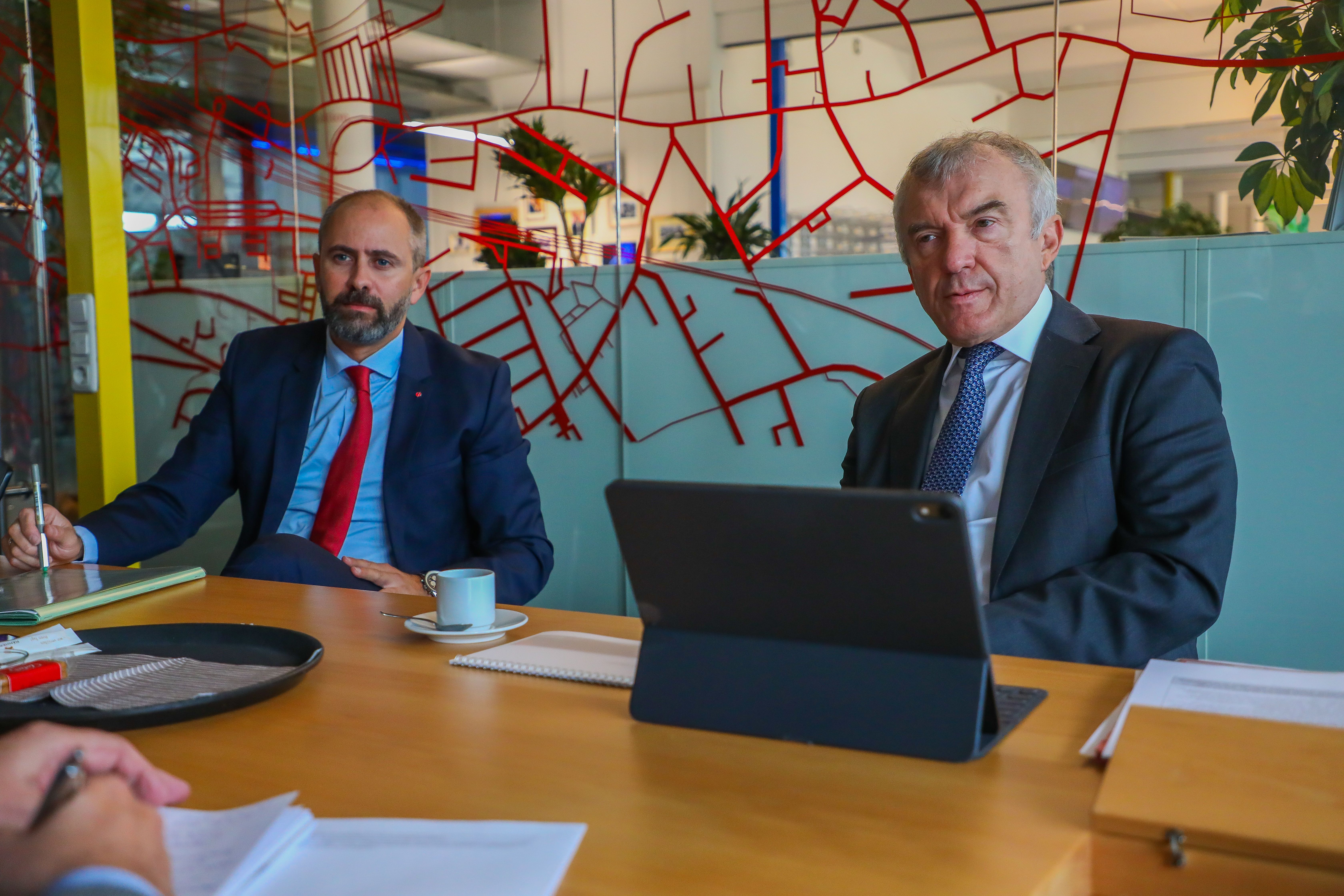 Claus Jeschko, Bank Austria-Landesdirektor, und Bank Austria Firmenkundenvorstand Dieter Hengl: „Vorarlberger Firmen gut gerüstet.“ VN/Steurer