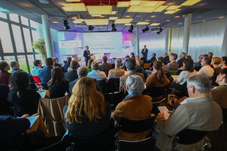 Knapp 100 Steuerexperten ließen sich den Festvortrag bei Russmedia nicht entgehen. <span class="copyright">VN/Steurer</span>