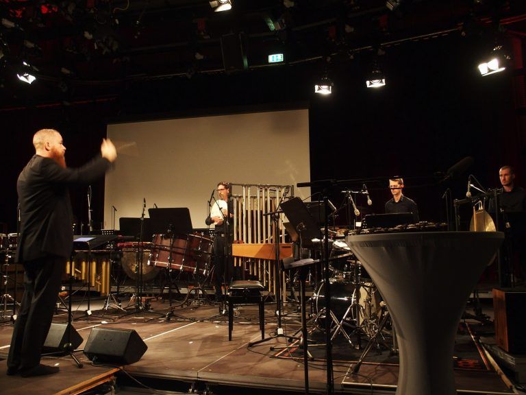 Wolfgang W. Lindner schrieb ein Schlagzeugquartett, das unter Thomas Gertner mit großem Instrumentarium zur Aufführung kam.