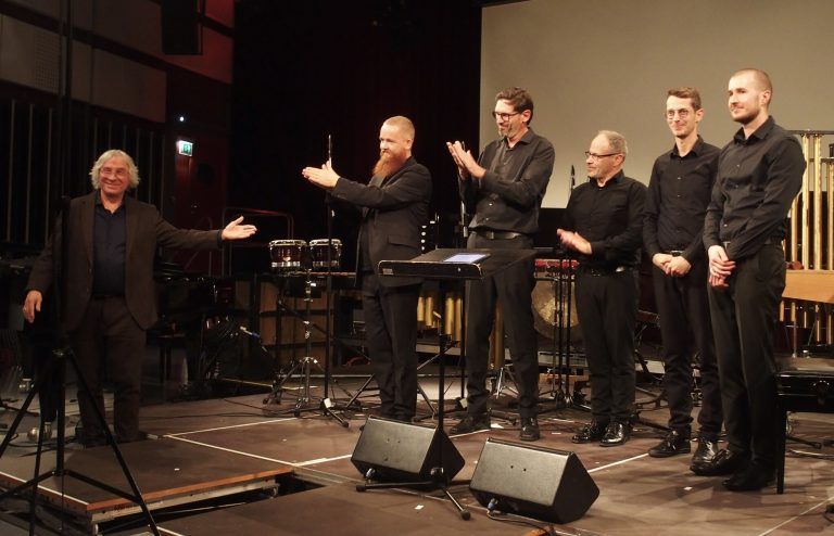 Komponist Wolfgang W. Lindner (ganz links) und Dirigent Thomas Gertner mit vier heimischen Schlagzeugern.