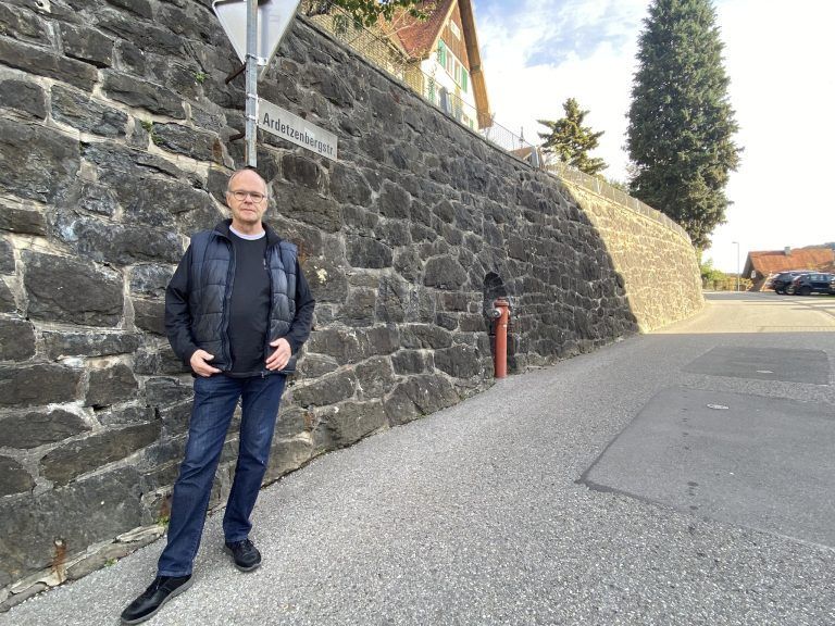 Norbert Penninger betrachtet die anstehenden Bauarbeiten mit Skepsis.VN
