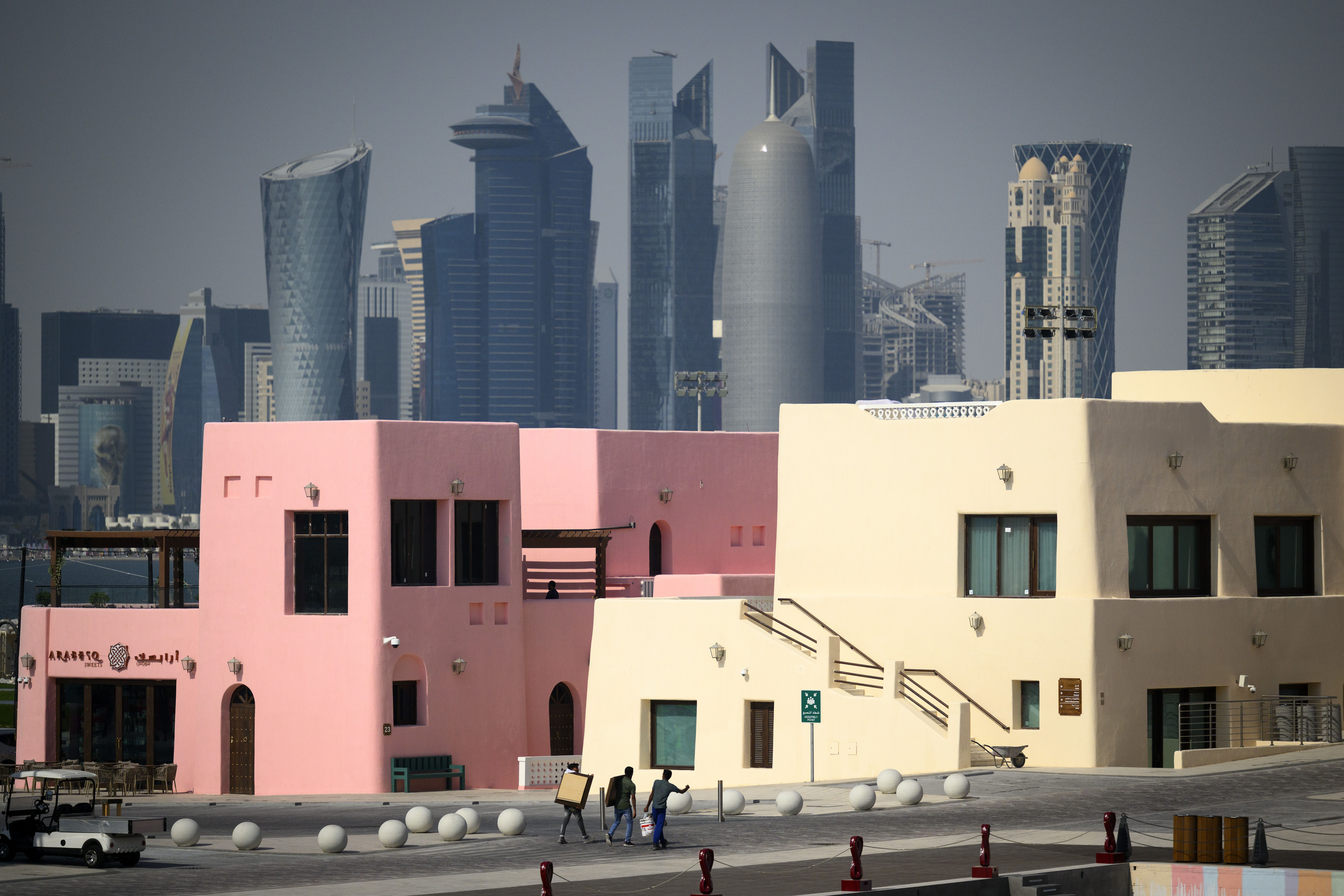Der Mina District am Hafen von Doha und die Skyline des Stadtteils West Bay. 