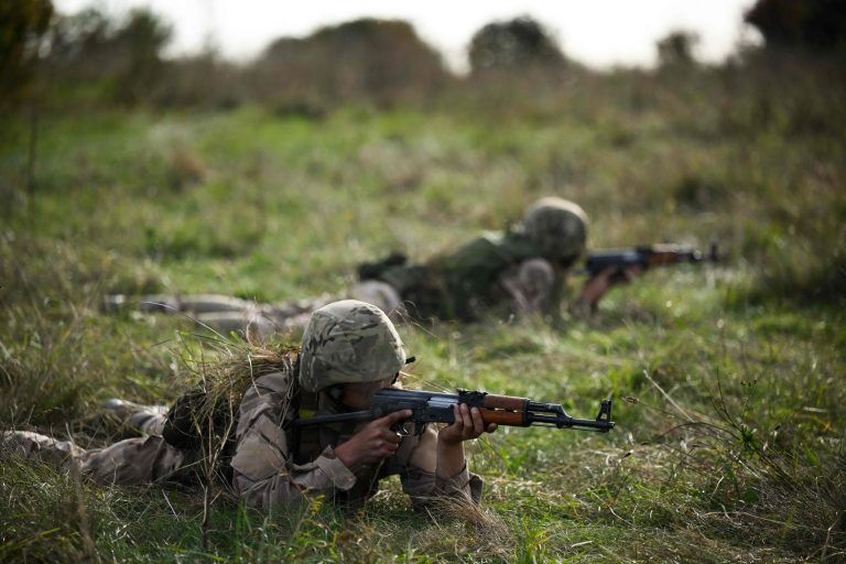 Ukrainische Soldaten bei der Ausbildung in Großbritannien. <span class="copyright">Daniel LEAL / AFP</span>