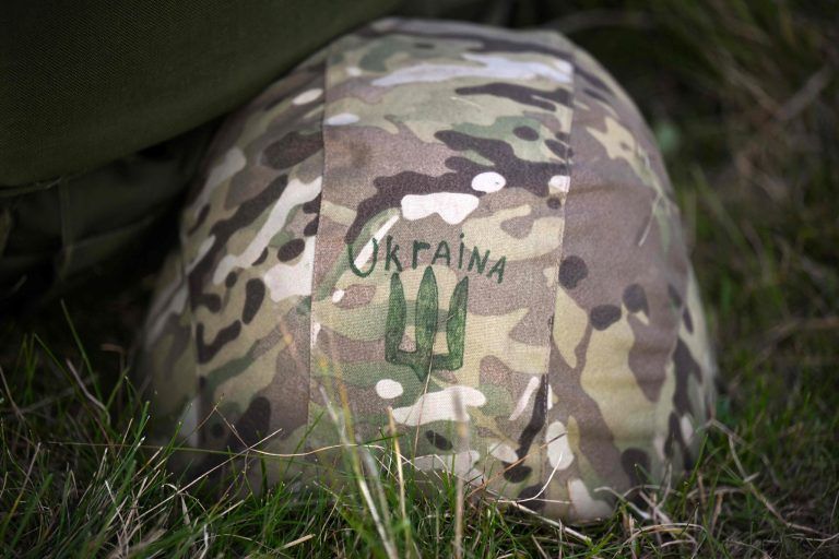 Das ukrainische Wappen auf einem britischen Helmbezug, aufgenommen im Rahmen der Ausbildung ukrainischer Soldaten in Großbritannien. <span class="copyright">Daniel LEAL / AFP</span>