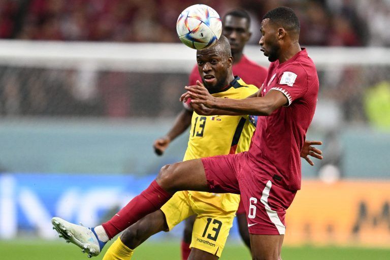 Enner Valencia (#13) kämpft mit heads Hatim Abdelaziz (#6) um den Ball. <span class="copyright">AFP</span>