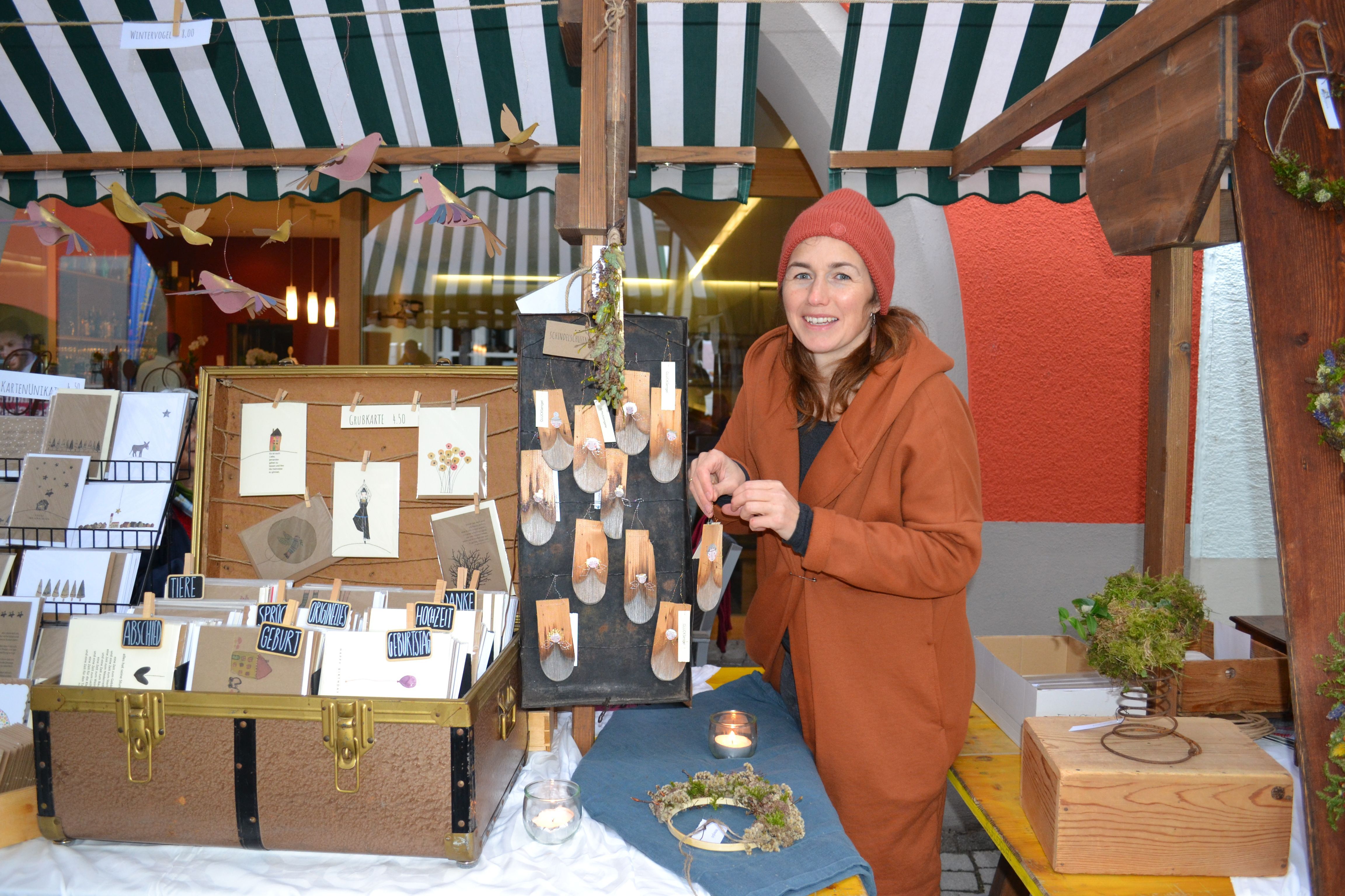 Bernadette Müller bietet mit „Verzaubert“ wunderschöne Weihnachtskarten, Schindelschutzengel und kleine weihnachtliche Kränze an.