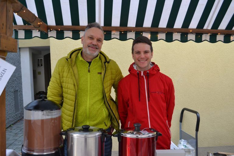 D’Eisprinza (Mario Frank und Michael Tscholl) von Bludenz mit weißem Glühwein, heißer Schokolade und Waffeln.