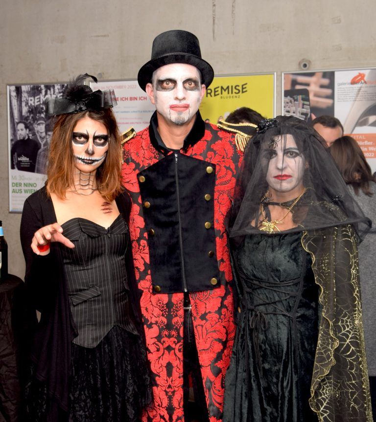 Rund 150 gut gelaunte Cineasten, Vampire, Horrorbräute, dämonische Nonnen und Zombies feierten bei der fünften Alptraum-Horrorkurzfilmnacht mit.