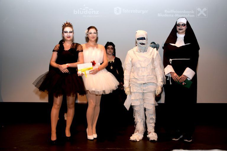 Die Sponsoren des Abends (Raiba, Stadt Bludenz und Fohrenburger) überreichten den drei besten Kostümen des Abends einen Sachpreis. Ausgezeichnet wurden ein Black-Swan-Duo, eine Mumie und eine dämonische Nonne.