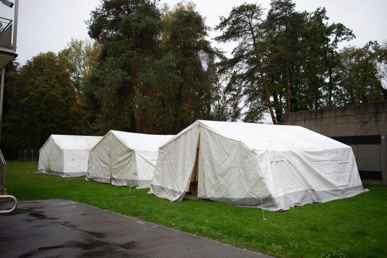 Drei Zelte stehen in Gisingen. Weitere wurden angeliefert. <span class="copyright">VN/Rhomberg</span>