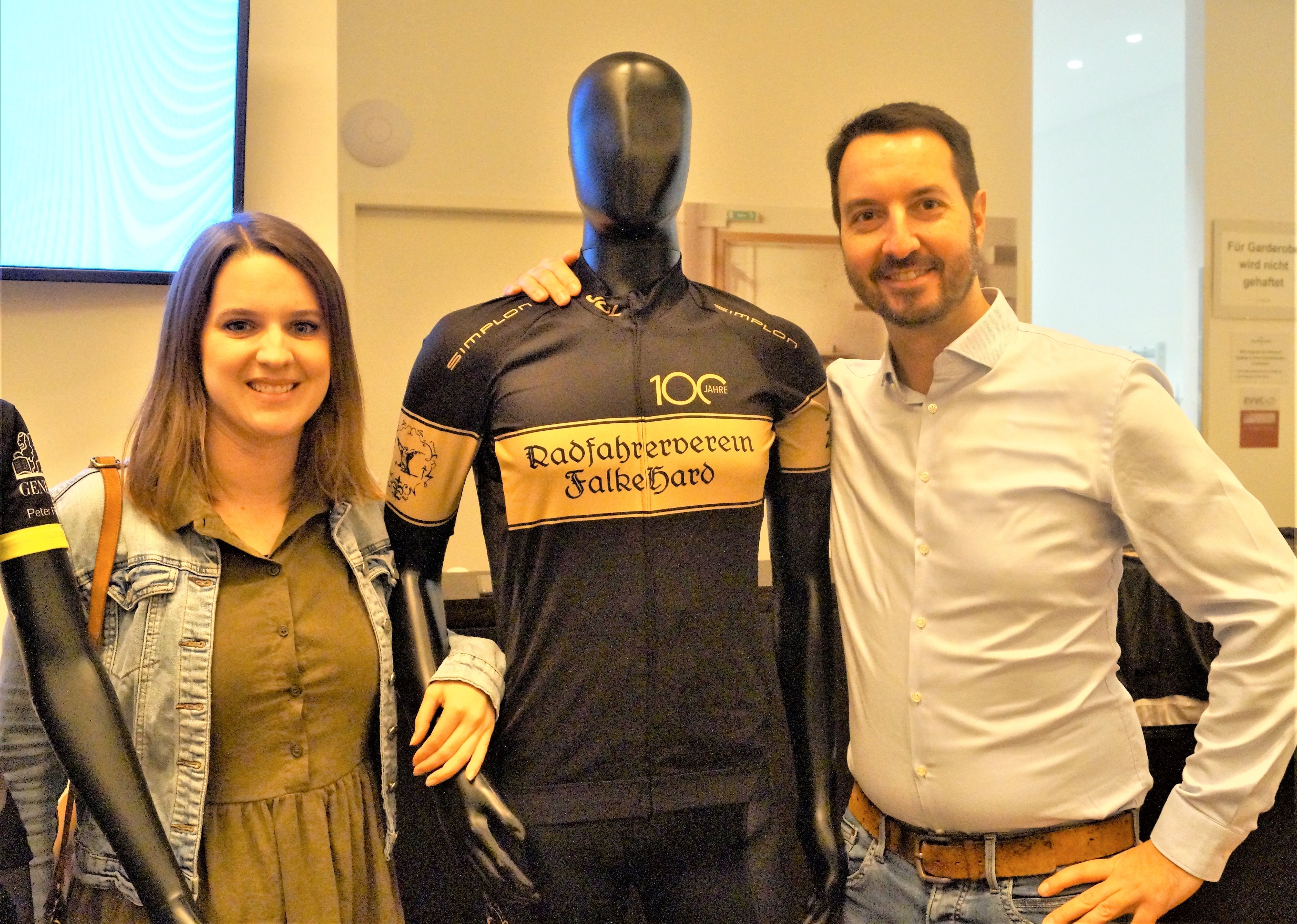 Der Sportreferent der Gemeinde, Sanel Dedic, mit Karin Zehetner.