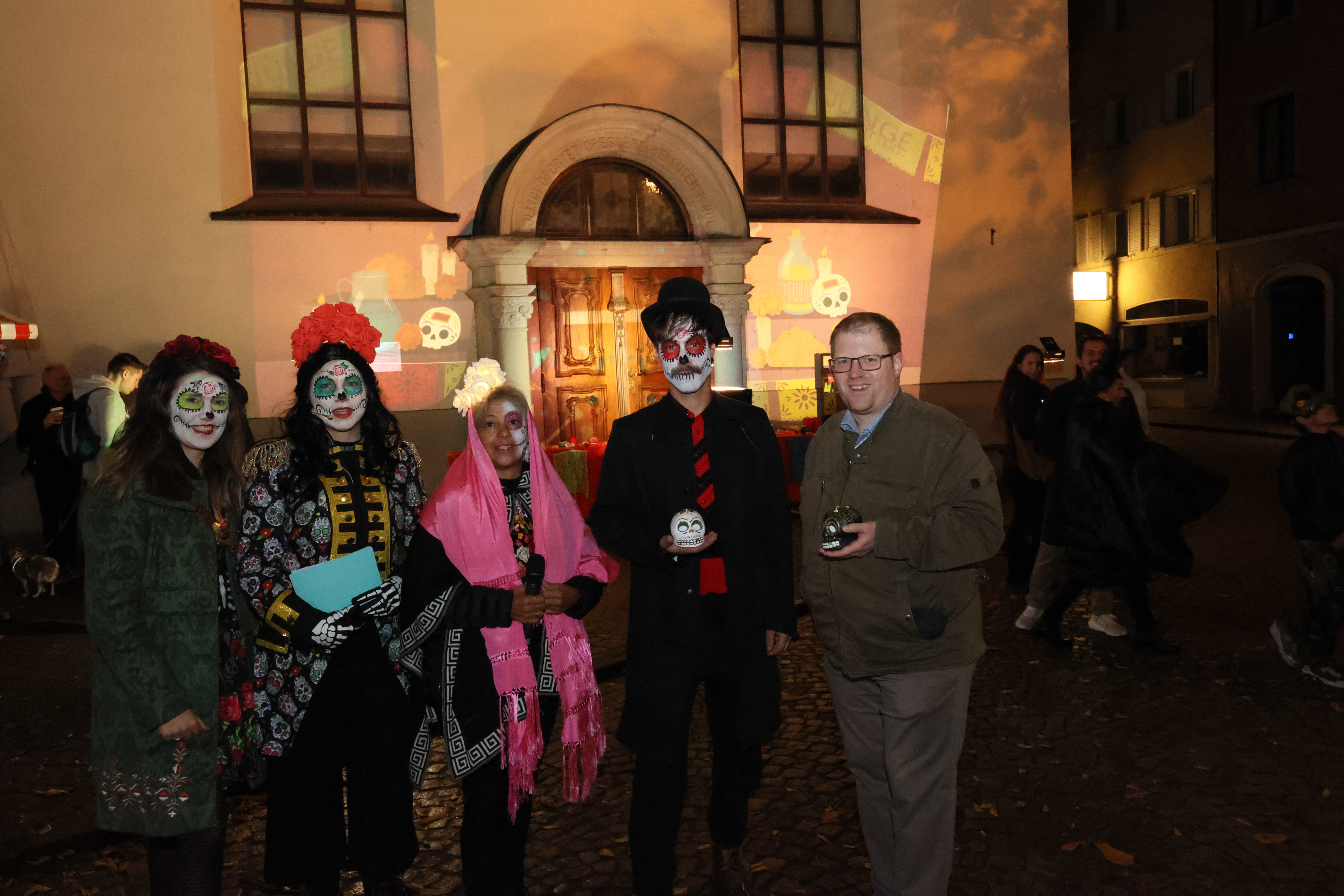 Buntes, fröhliches Fest des Lebens und des Todes