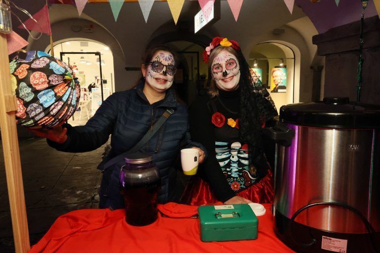 Judith Zortea und Mona Pexa sorgten am Getränkestand vor der Johanniterkirche für das leibliche Wohl der Gäste.