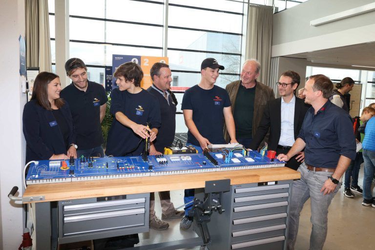 Raphaela Beran, Tim Mittelberger, Marco Brunner, Marco Zwischenbrugger, Tobias Heel, Bürgermeister Christian Loacker, Landesrat Daniel Zadra und Samuel Feuerstein.