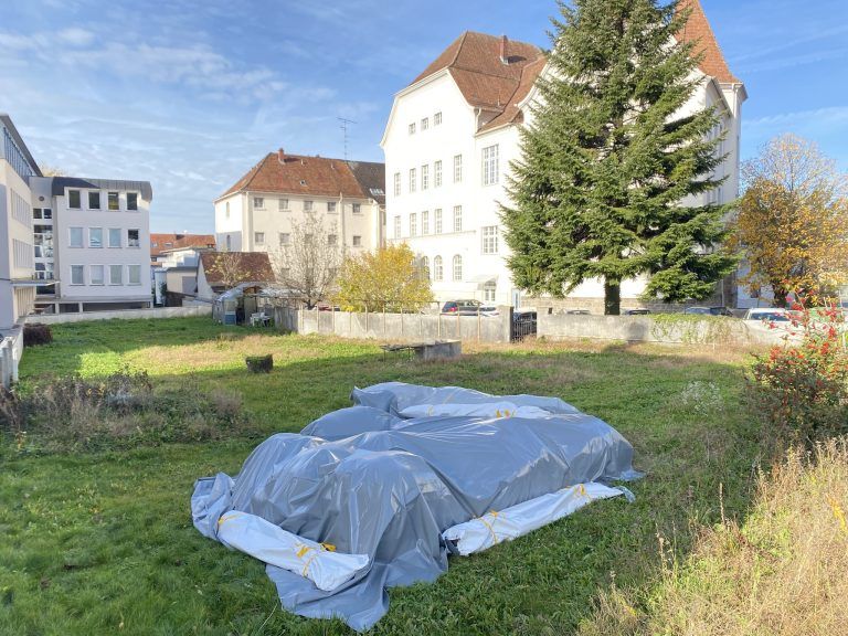 Wenige Meter von den Zelten entfernt ist derzeit nicht genutzte Gefangenenhaus der Justizanstalt. Statt die Zelte im Gebäude aufzubewahren, liegen sie gut sichtbar auf der dazugehörigen Wiese, sieht Waibel eine Drohgeste des Bundes. <span class="copyright">VN/Rauch </span>