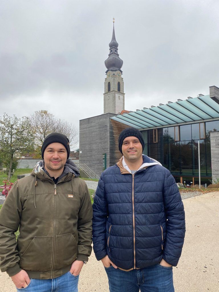 Politisch interessiert: Für  Dominic Greiderer und André Groß (v.l.) war es Ehrensache, ihr Wahlrecht in Anspruch zu nehmen. <span class="copyright">VN/Hämmerle</span>