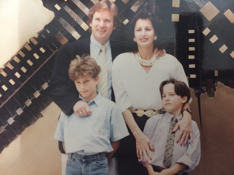 Ein Foto aus der Vergangenheit. Elke und Tom mit den Söhnen Christopher und Thomas.