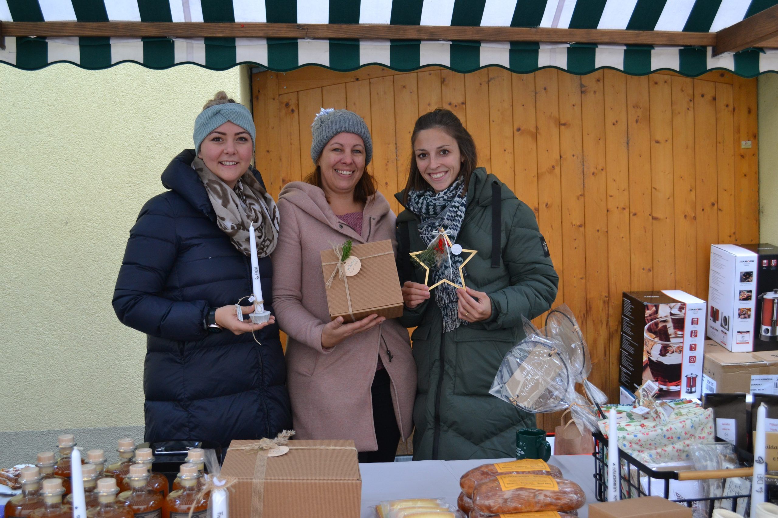 Katharina Mayer (Jukas), Magdalena Konzett (Kerzengestaltung) und Janina Lampacher (Herzstück Kränzchen).
