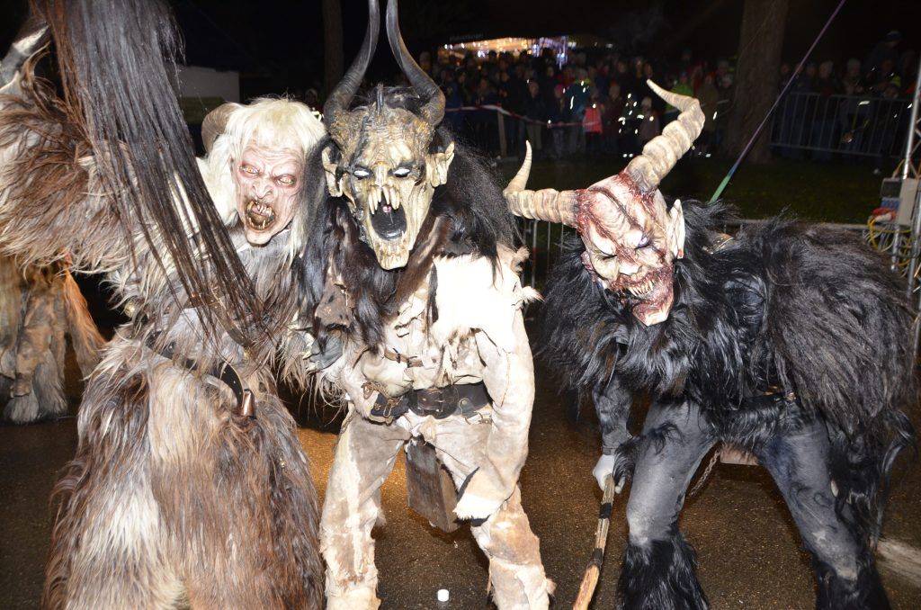 Die Krampusse stürmten den Innerbrazer Festplatz