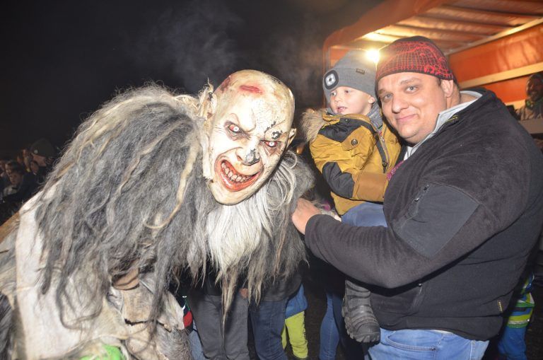 Die Krampusse kamen den Kindern ganz nah.