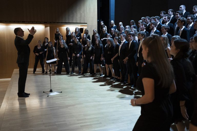 Standing Ovations für den Jugendchor gab es am Schluss des Konzerts vom begeisterten Publikum.Michaela Mathis