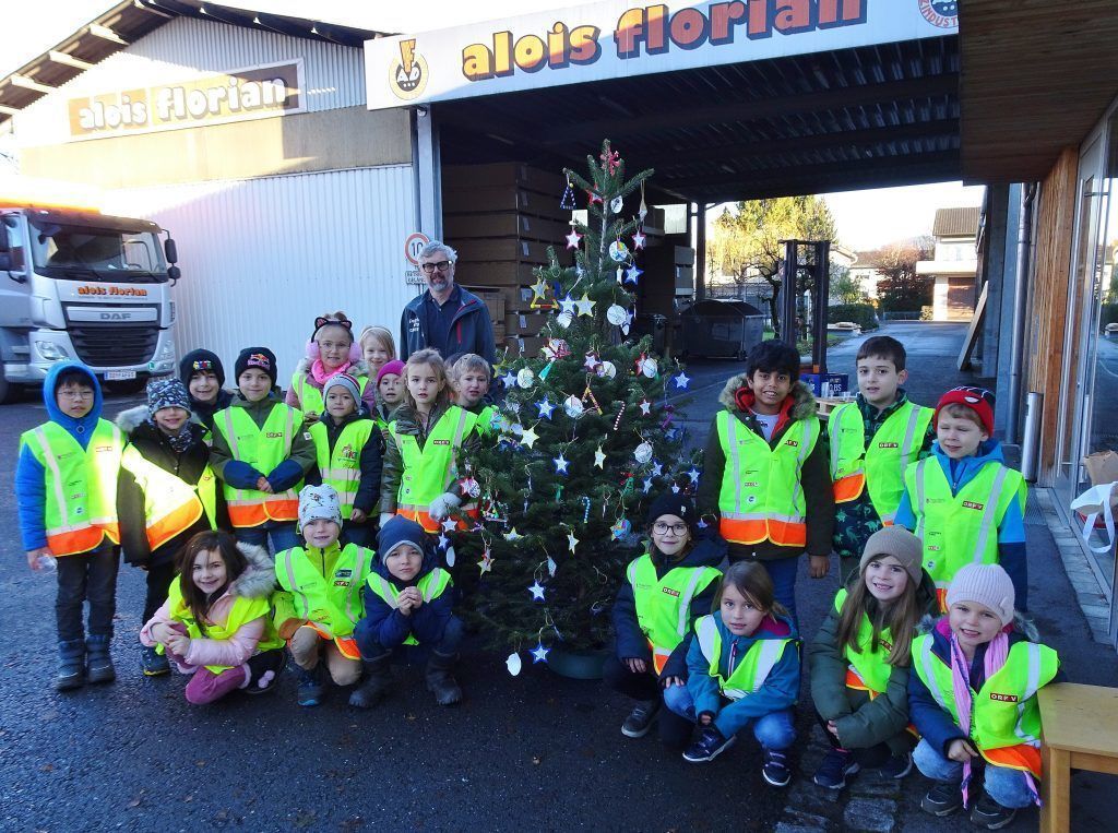 Rohrbacher Volksschüler schmücken Christbäume für Dornbirner Firmen