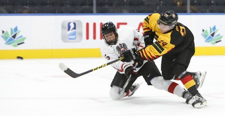 David Reinbacher (l.) legte sich mit dem österreichischen Nationalteam im vergangenen Jahr bei der Unter-20-WM in Edmonton ins Zeug, auch heuer wird er die Auswahl beim WM-Turnier verstärken. ÖEHV/Privat