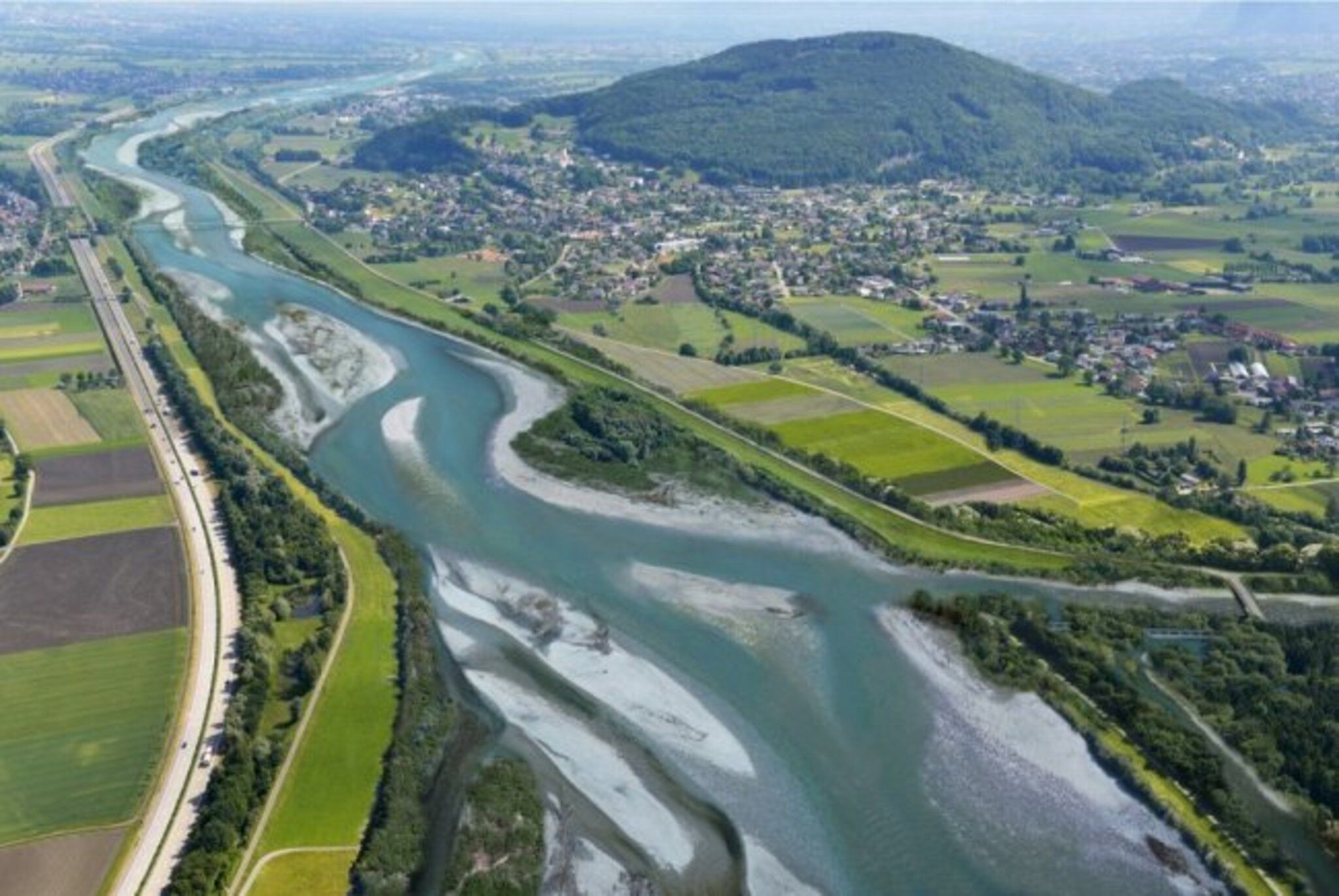 <p class="caption">Noch ist dieses Bild nur eine Illustration. Doch so soll der Rhein irgendwann auf Höhe Koblach aussehen. <span class="media-container dcx_media_rtab" data-dcx_media_config="{}" data-dcx_media_type="rtab"> </span><span class="marker">IRR</span></p>