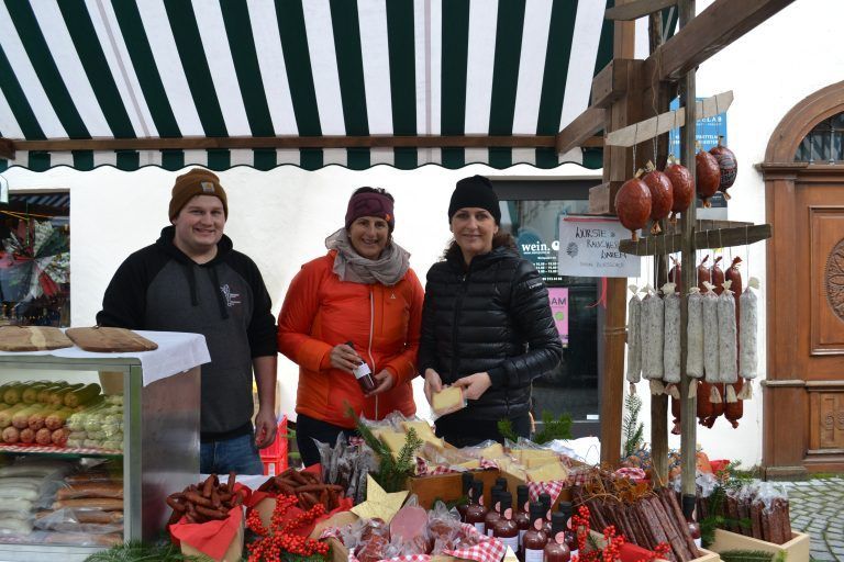 Simon Burtscher, hier mit Margit Tomaselli und Susanne Burtscher, präsentiert selbst erzeugte Wurst- und Fleischwaren.