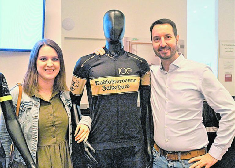 Der Sportreferent der Gemeinde, Sanel Dedic, mit Karin Zehetner.