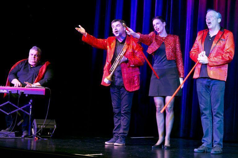 revue Mit George Nussbaumer, Markus Lins, Anna Gross und Stefan Vögel.