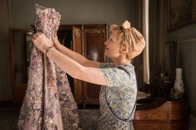 Ada Harris entdeckt eines Tages ein lila funkelndes, atemberaubendes Kleid von Dior. Universal