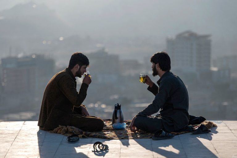 Afghanische Männer trinken Tee auf dem Hügel Nadir Khan mit Blick auf die Hauptstadt Kabul. AFP