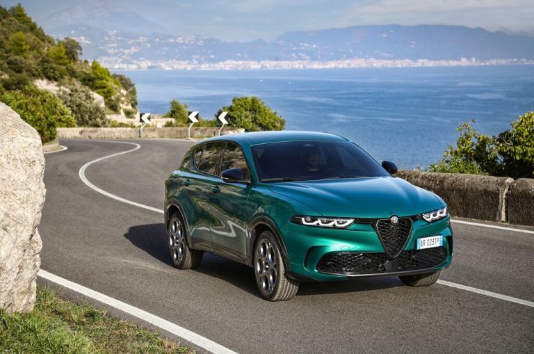 Alfa Romeo Tonale: Der Karosserie-Schnitt folgt in den Grundzügen dem Stelvio, doch ist der neue Italiener grundsätzlich frontgetrieben. Zum Start gab’s Mildhybrid-Benziner mit 130 und 160 PS sowie einen Diesel mit 130 PS. Hinzugekommen ist ein Plug-in-Hybrid mit 280 PS und Allradantrieb. Der Preis: ab 35.600 Euro.