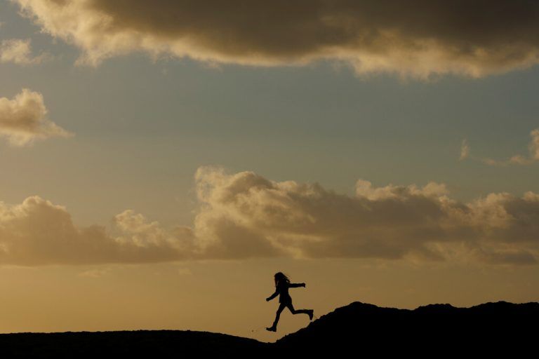 Am Moonlight Beach in Encinitas im US-amerikanischen Bundesstaat Kalifornien läuft ein junges Mädchen durch den Sand. Reuters
