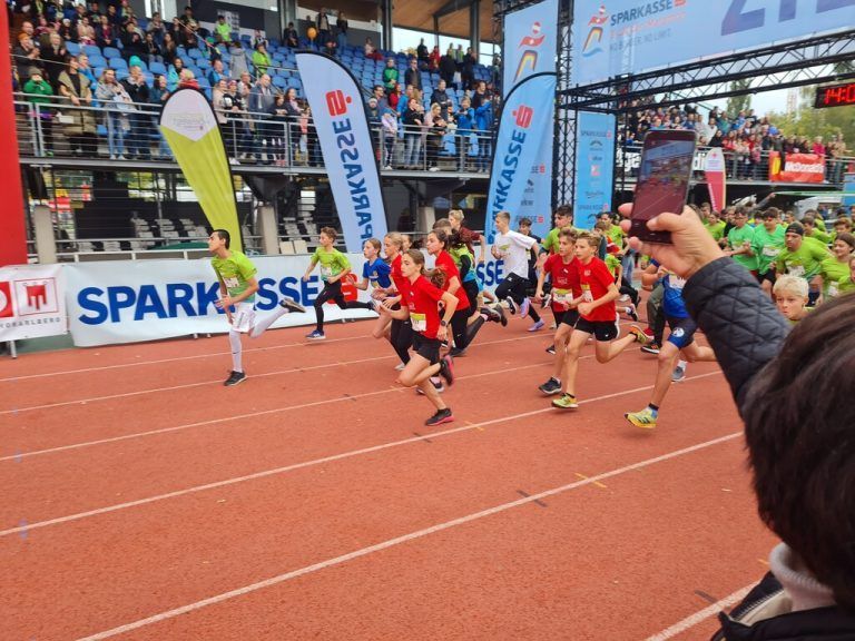 Amy, Fanny, Karla, Elias und Simon in den roten Dressen.TS Bregenz-Vorkloster