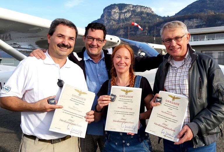 Andreas Seeburger überreichte für den österreichischen Aeroclub den Fliegern Thomas Siegel (l.), Andrea Moratz und Michael Langer die Urkunden und Anstecknadeln.Rundflugteam Flugplatz