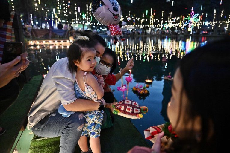 Anlässlich von Loy Krathong, dem Lichterfest in Thailand, lassen Menschen in Bangkok Laternen in einem Teich schwimmen. AFP