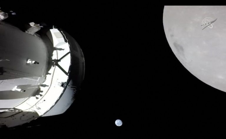 Ansicht von Raumfahrzeug, Erde und Mond, aufgenommen von einer Orion-Kamera. ap