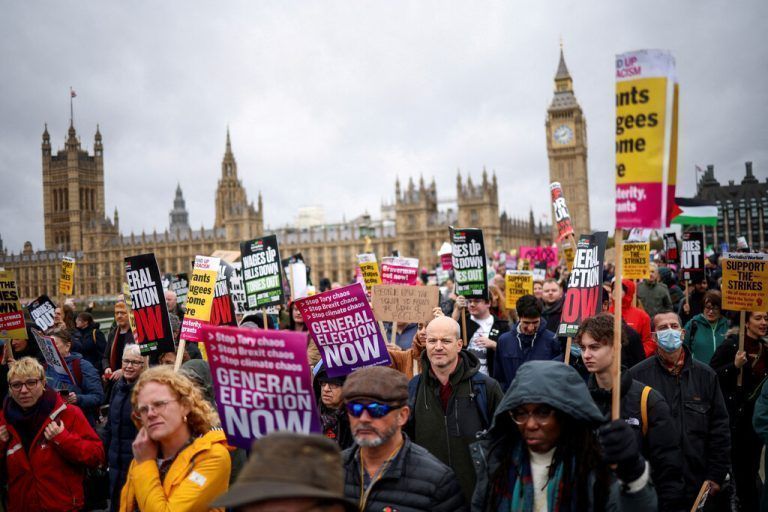 Auch an diesem Wochenende demonstrierten wieder Tausende Menschen in London für Neuwahlen in Großbritannien. Reuters