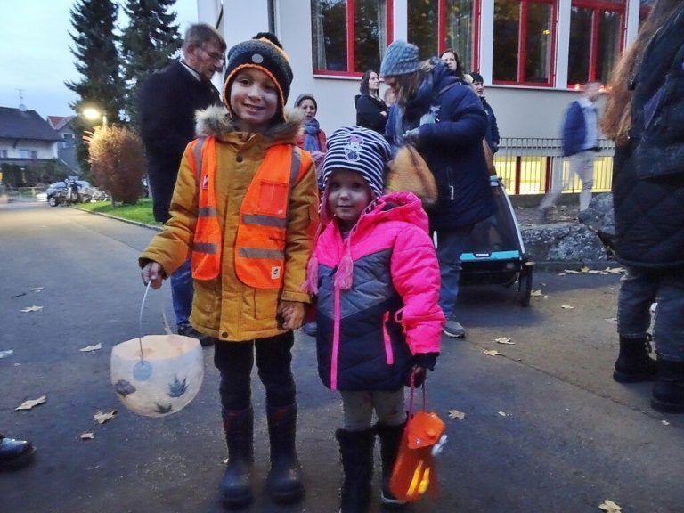 Auch viele Geschwister waren mit ihren Laternen gekommen, um den Pausenhof zum Leuchten zu bringen.