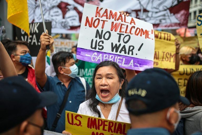 Auf den Philippinen demonstrieren Menschen gegen den Besuch von US-Vizepräsidentin Kamala Harris in Manila. afp