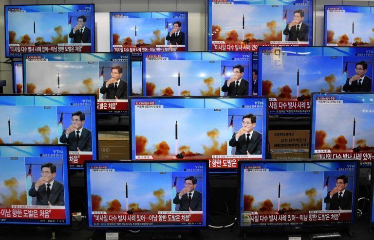 Auf Fernsehgeräten in Südkoreas Hauptstadt Seoul sind Berichte über einen neuen nordkoreanischen Raketentest zu sehen. AFP