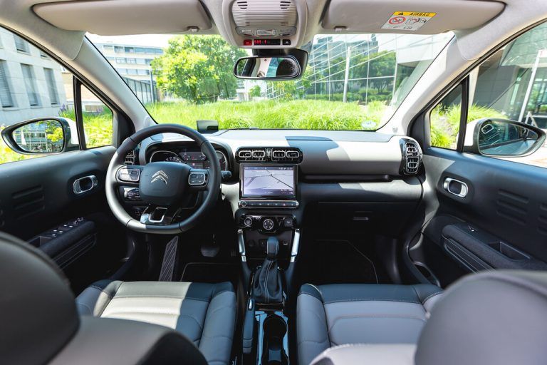 Aufgeräumt wurde im Interieur, das Infotainment-System erneuert und der Zentralbildschirm vergrößert.