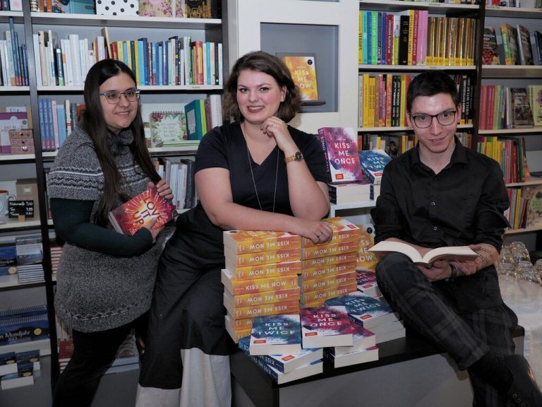 Bestsellerautorin Stella Tack (Mitte) mit Tyrolia-Götzis-Geschäftsführer Patrick Walser und Mitarbeiterin Rebecca Reiter vor der Lesung. Juen