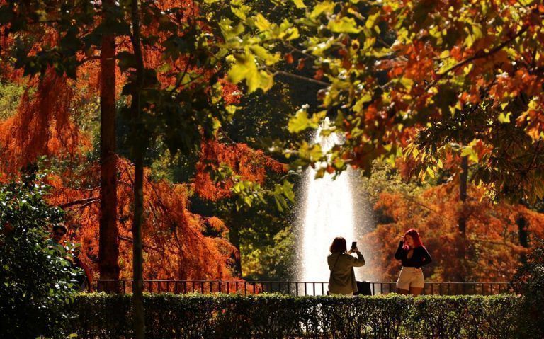 Besucherinnen des Retiro Parks im Zentrum der spanischen Hauptstadt Madrid knipsen herbstliche Schnappschüsse. AFP