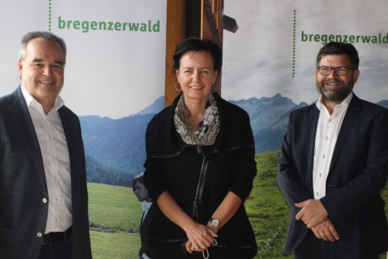 Bregenzerwald Tourismus: Vor einem Jahr übernahm Gerhard Beer (r.) das Obmannamt von Helmut Blank, jetzt geht auch GF Herlinde Moosbrugger in Pension.